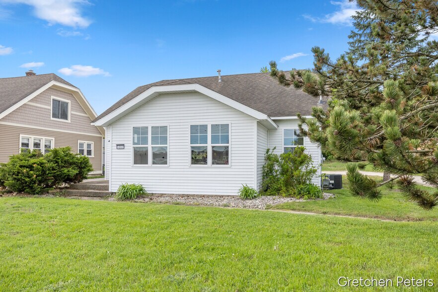 5352 Plainfield Ave NE, Grand Rapids, MI à vendre - Photo de l’immeuble – Image 3 sur 26