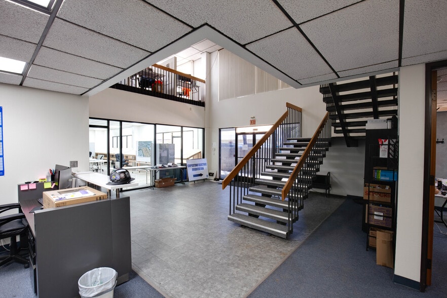 16119-16125 E Gale Ave, City of Industry, CA à vendre - Hall d’entrée – Image 2 sur 39
