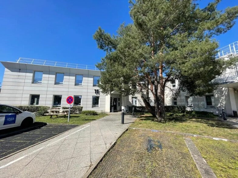 11 Rue Pascal, Bron à louer - Photo de l’immeuble – Image 2 sur 9