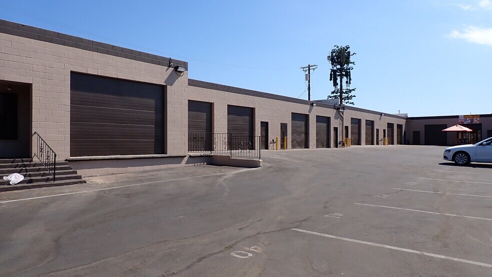 11011 Glenoaks Blvd, Pacoima, CA à louer - Photo de l’immeuble – Image 1 sur 2