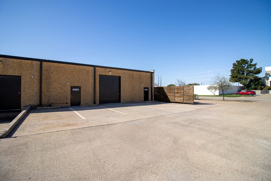 4001-4009 Lindbergh Dr, Addison, TX à louer - Photo de l’immeuble – Image 2 sur 9