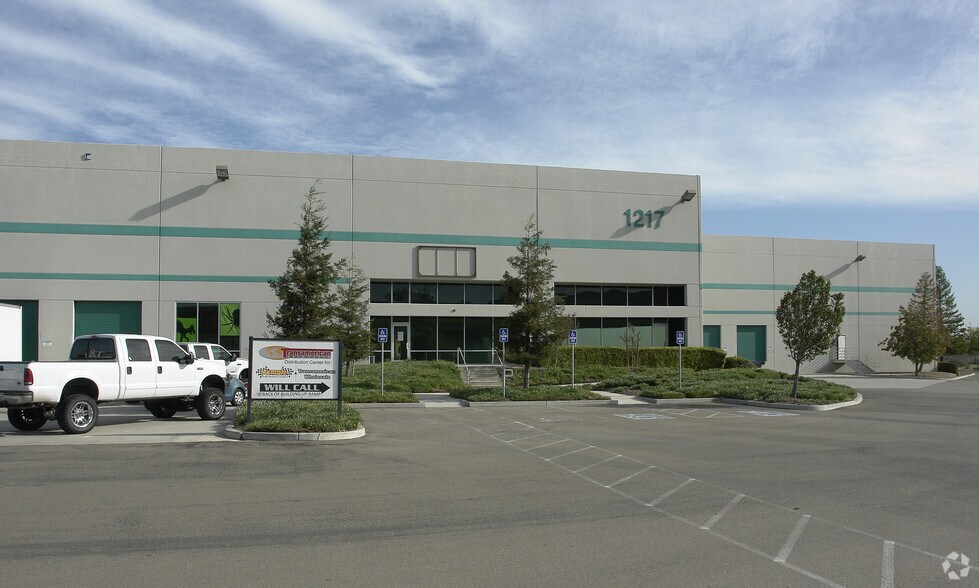 1205-1217 Moffat Blvd, Manteca, CA à louer - Photo de l’immeuble – Image 2 sur 3