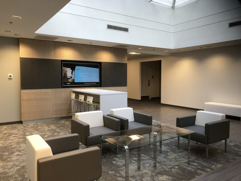 915 National Pky, Schaumburg, IL à louer - Hall d’entrée – Image 2 sur 5