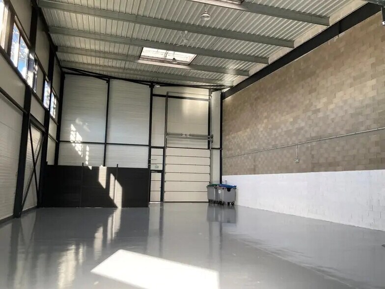 Local d’activités dans SAINT CYR L ECOLE à louer - Photo intérieure – Image 2 sur 7