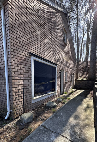 591 Saddle River Rd, Airmont, NY à louer - Photo de l’immeuble – Image 3 sur 4