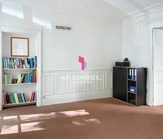 Bureau dans Versailles à vendre - Photo de l’immeuble – Image 2 sur 13
