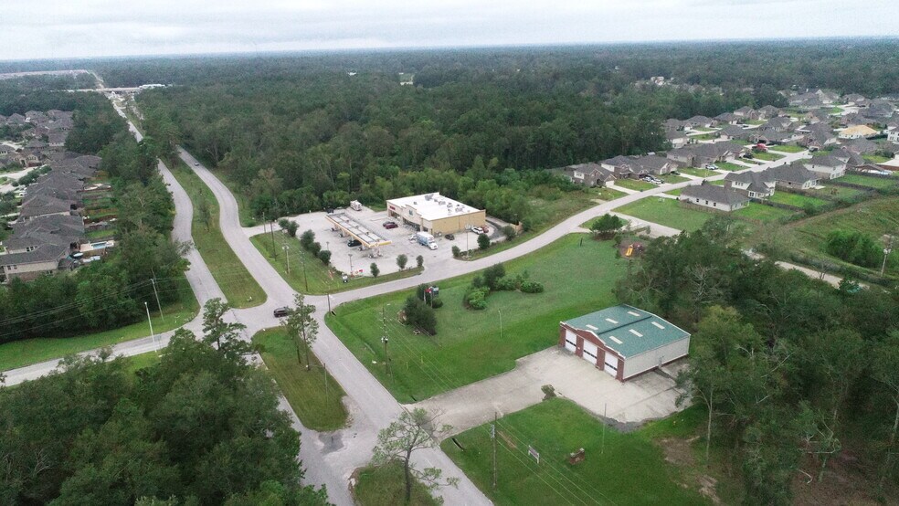 585 Roman Forest Blvd, New Caney, TX à vendre - Photo de l’immeuble – Image 3 sur 9