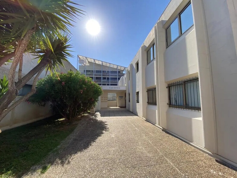 Bureau dans Saint-Laurent-du-Var à louer - Photo de l’immeuble – Image 2 sur 9