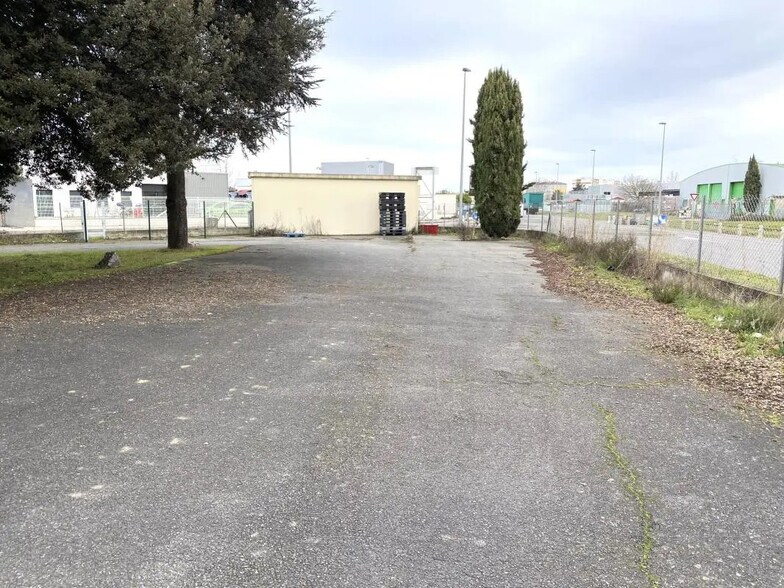 Local d'activités dans Colomiers à vendre - Photo de l’immeuble – Image 3 sur 19