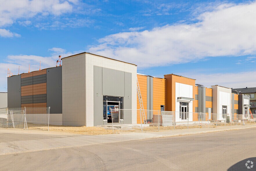 110 Corner Meadows Manor NE, Calgary, AB à louer - Photo principale – Image 1 sur 2