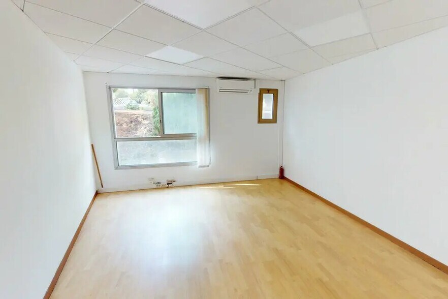 Bureau dans Saint-Laurent-Du-Var à louer - Photo de l’immeuble – Image 3 sur 5