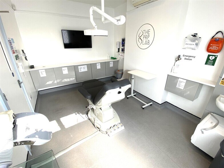 113 High Rd, Loughton à louer - Photo de l’immeuble – Image 3 sur 12