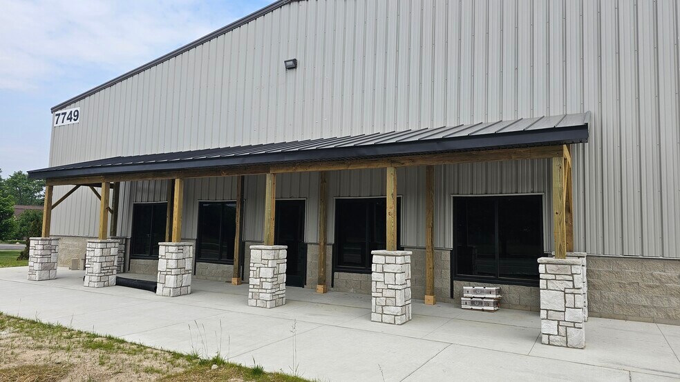 7749 E MI State Road 36, Whitmore Lake, MI à louer - Photo de l’immeuble – Image 1 sur 5