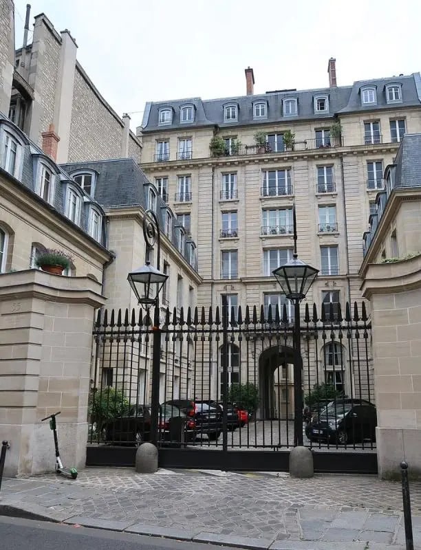 Rue De Varenne, Paris à louer Photo de l’immeuble– Image 1 sur 9