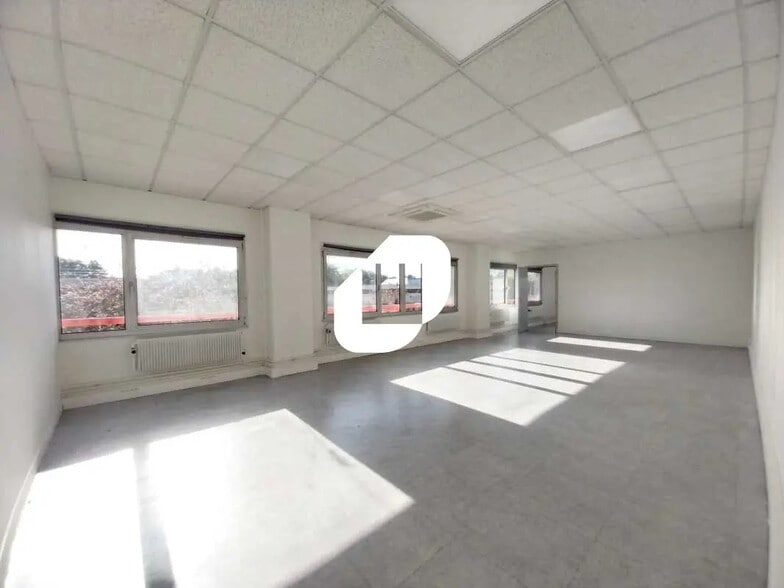 11 Avenue Jean D'Alembert, Trappes à louer - Photo de l’immeuble – Image 1 sur 8