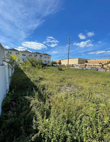 339 Beach 101st Street, Rockaway Park, NY à vendre - Photo principale – Image 1 sur 3