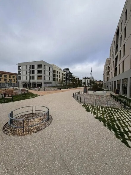 Local commercial dans Dardilly à louer - Photo de l’immeuble – Image 3 sur 7