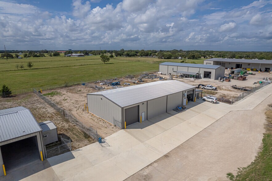 7502 E State Highway 21, Bryan, TX à louer - Photo de l’immeuble – Image 2 sur 6