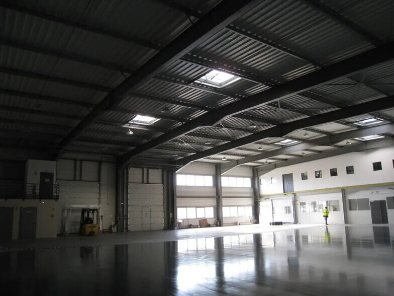 Industriel/Logistique dans Aubagne à louer - Photo intérieure – Image 1 sur 9
