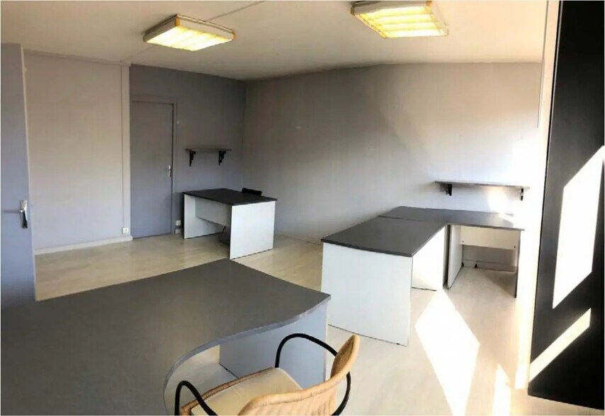 Bureau dans Bron à louer - Photo de l’immeuble – Image 2 sur 5