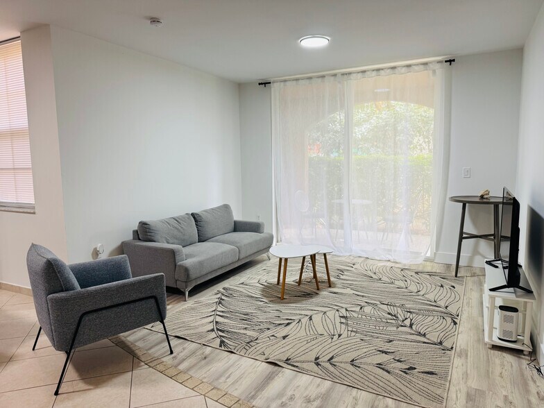 19555 E Country Club Dr, Aventura, FL à vendre - Photo intérieure – Image 3 sur 13