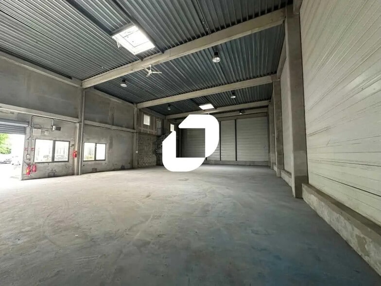 Local d’activités dans Argenteuil à louer - Photo de l’immeuble – Image 1 sur 17