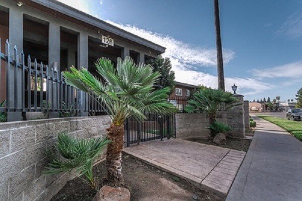 126 E Jamestown St, Stockton, CA à vendre - Photo de l’immeuble – Image 2 sur 12