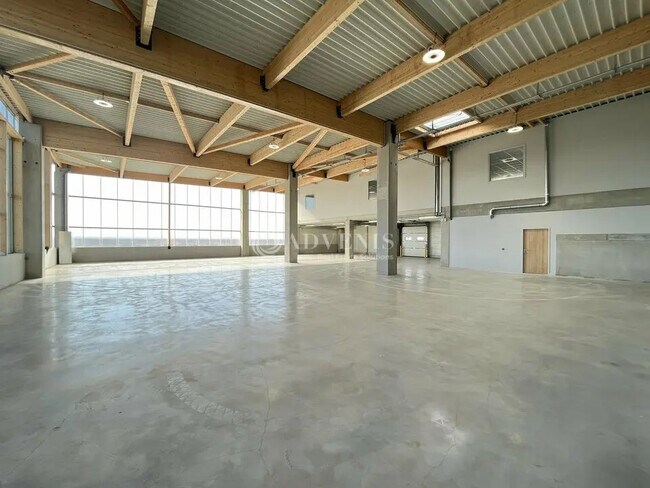 Plus de détails pour Local d'activités à louer