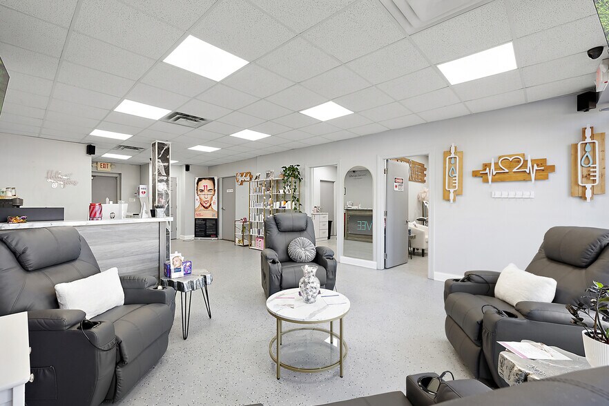 749 W 9 Mile Rd, Ferndale, MI à louer - Photo de l’immeuble – Image 3 sur 14