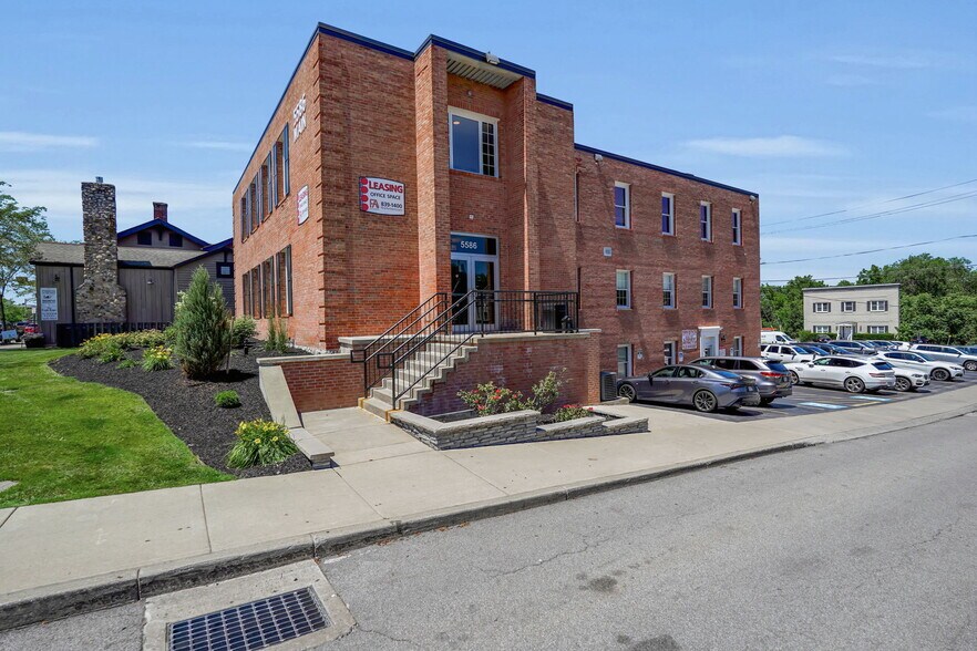 5586 Main St, Williamsville, NY à louer - Photo de l’immeuble – Image 2 sur 18