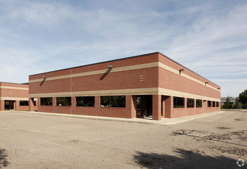 55840 Grand River Ave, New Hudson, MI à louer - Photo de l’immeuble – Image 1 sur 7