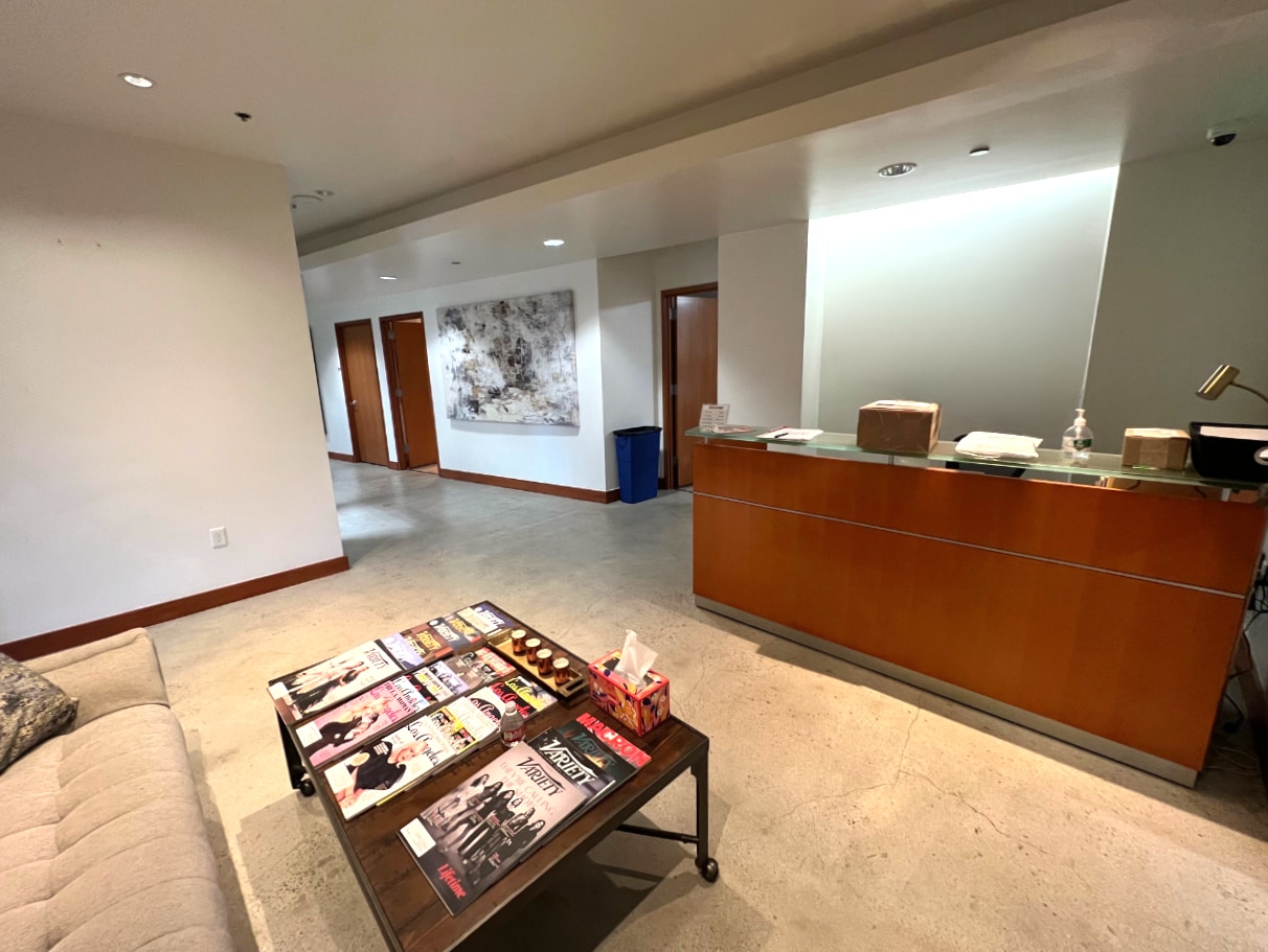 8447 Wilshire Blvd, Beverly Hills, CA à louer Photo de l’immeuble– Image 1 sur 14