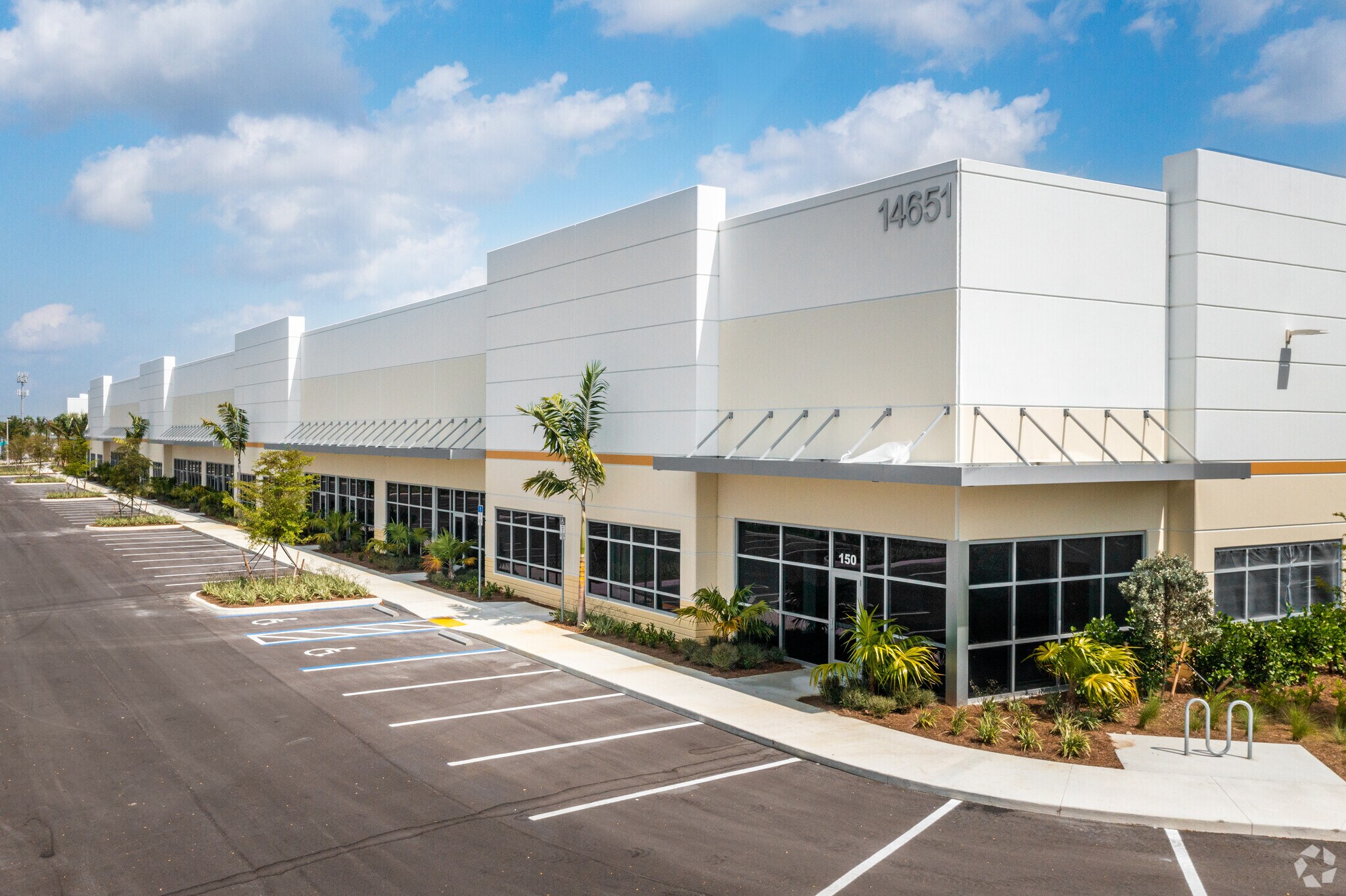 14651 Jetport Loop, Fort Myers, FL à louer Photo de l’immeuble– Image 1 sur 6