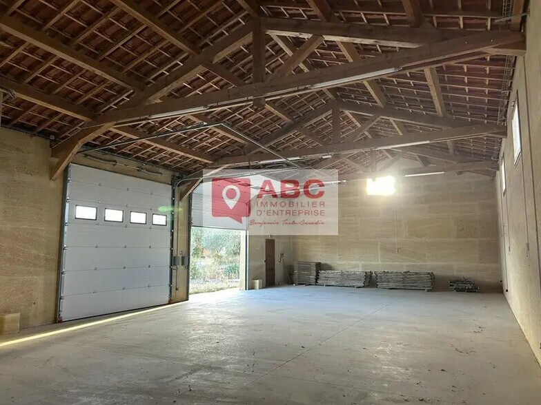 Local d’activités dans Cournonsec à louer - Photo de l’immeuble – Image 3 sur 4