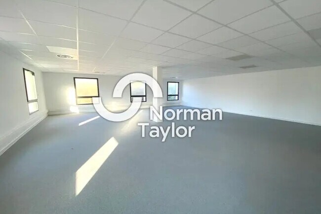 Plus de détails pour Bureau, Local d'activités à louer