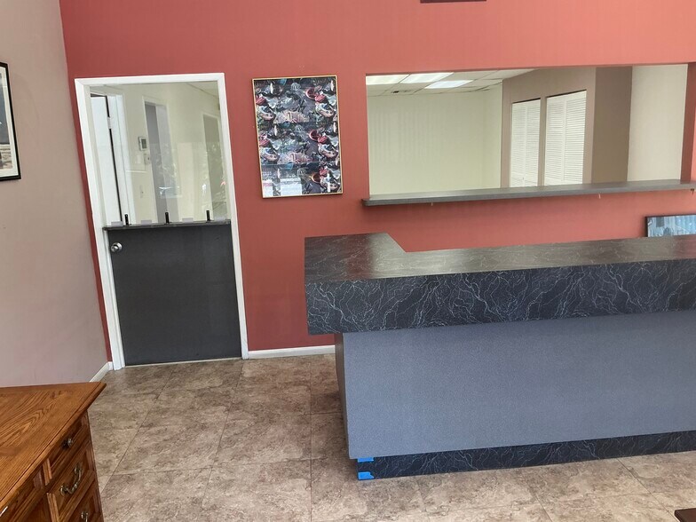 21236 S Western Ave, Torrance, CA à louer - Photo de l’immeuble – Image 2 sur 25