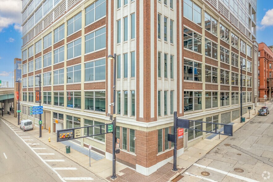 302 W 3rd St, Cincinnati, OH à louer - Photo de l’immeuble – Image 2 sur 6