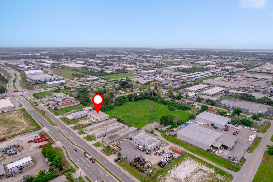 3559 Veronica S Shoemaker Blvd, Fort Myers, FL à louer - Photo de l’immeuble – Image 2 sur 19