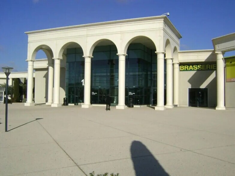 Local commercial dans Les Angles à louer - Photo de l’immeuble – Image 1 sur 6