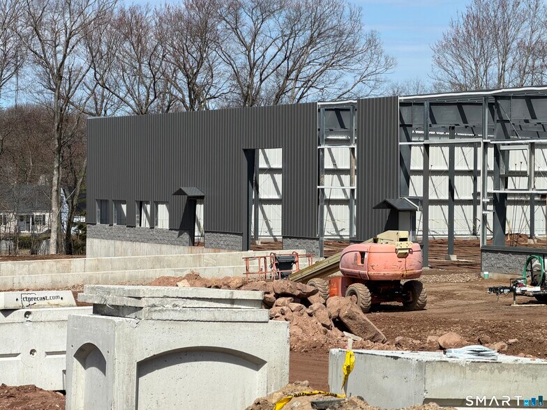 135 Business Drive park, Bristol, CT à louer - Photo de l’immeuble – Image 3 sur 8