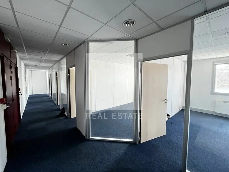 Bureau dans Bron à vendre - Photo de l’immeuble – Image 3 sur 11
