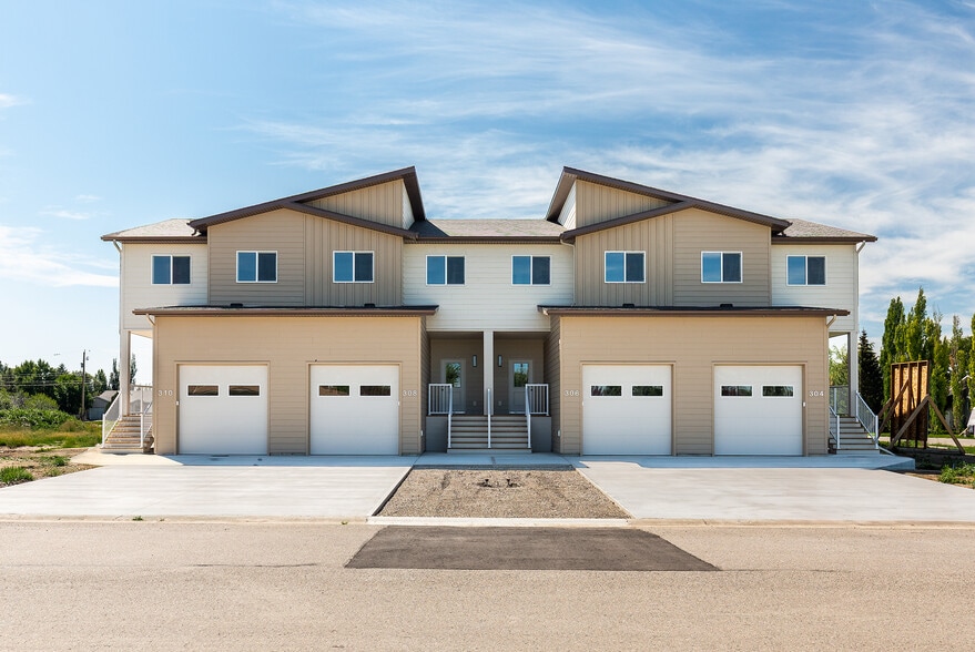 304 50 w, Raymond, AB à vendre - Photo principale – Image 1 sur 33