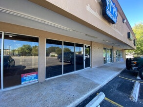 129-137 Bandera Rd, San Antonio, TX à louer Photo de l’immeuble– Image 1 sur 15
