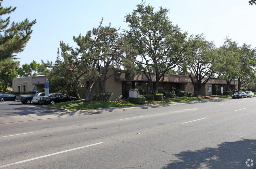1500 W Shaw Ave, Fresno, CA à louer - Photo de l’immeuble – Image 3 sur 17