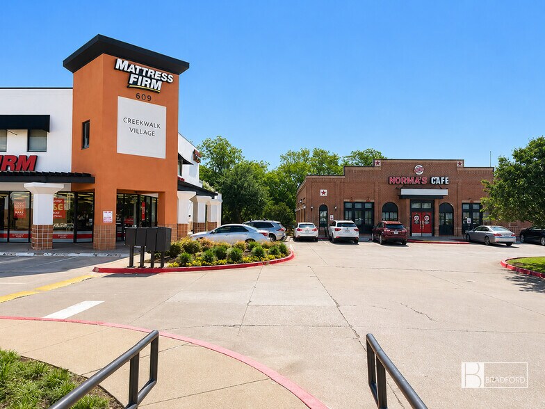 609 W 15th St, Plano, TX à vendre - Photo de l’immeuble – Image 2 sur 6