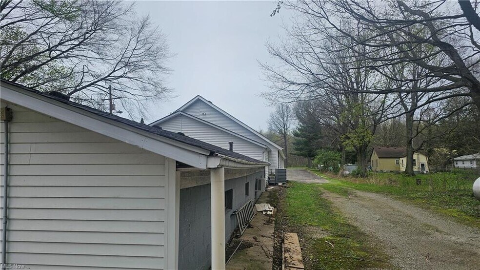 48443 Russia Rd, Amherst, OH à vendre - Photo de l’immeuble – Image 2 sur 16