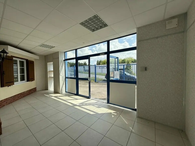 Local d'activités dans Troissereux à vendre - Photo de l’immeuble – Image 2 sur 12