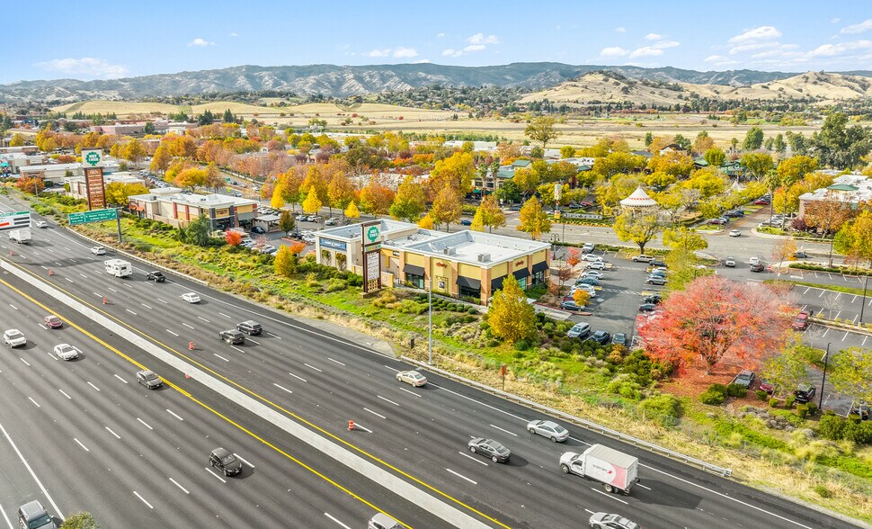 1670 E Monte Vista Ave, Vacaville, CA à vendre - Photo de l’immeuble – Image 3 sur 4