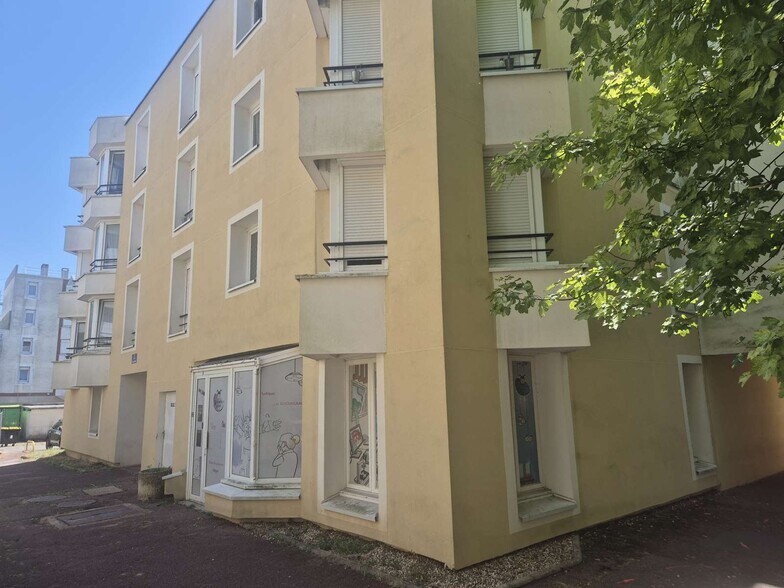 2 Place Nicolas Poussin, Montigny-le-Bretonneux à louer - Photo de l’immeuble – Image 2 sur 2