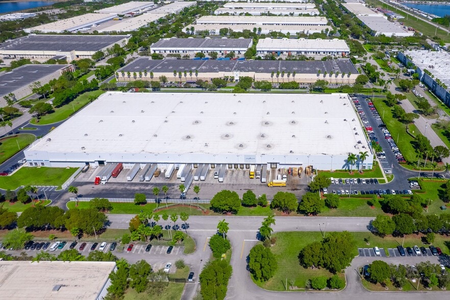 9350 NW 108th Ave, Medley, FL à louer - Photo de l’immeuble – Image 2 sur 2